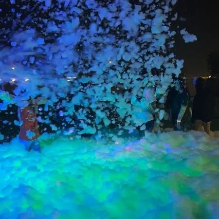 Éjszakai UV habparty